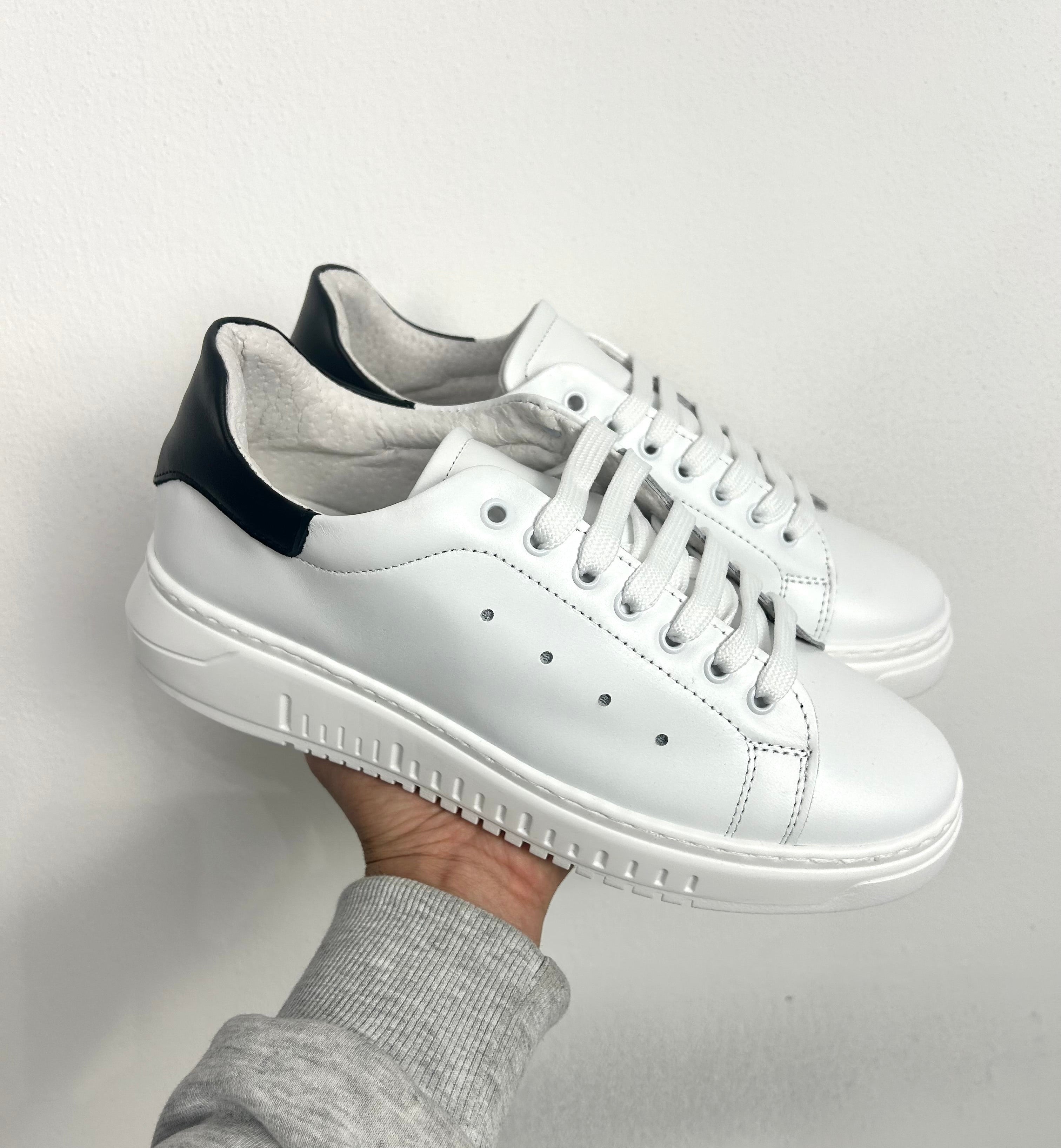 SNEAKERS VITELLO BIANCO FONDO NERO